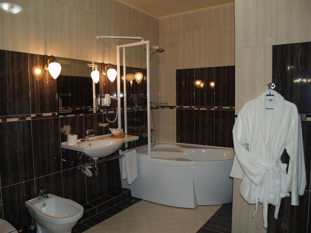 Atrium Hotel Ivano-Frankivsk Rum bild